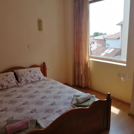 самостоятелни в къща зора 2* Бургас
